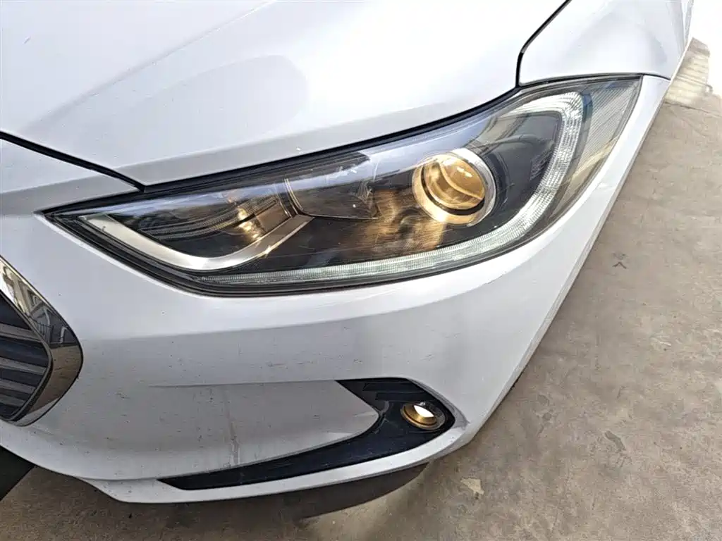 Hyundai Elantra 2017 — фото 24