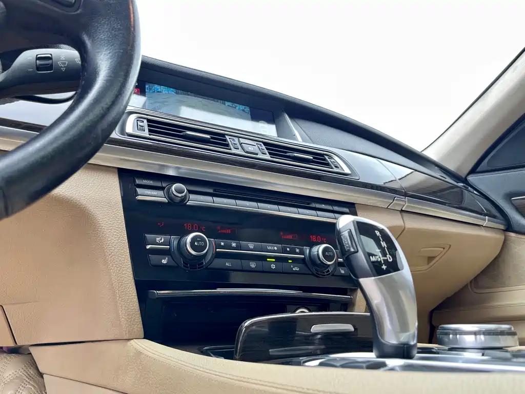 BMW 7 Series 2011 — фото 15