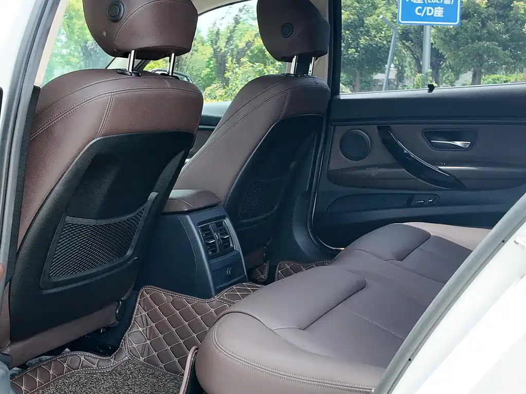 BMW 3 Series 2018 — фото 10