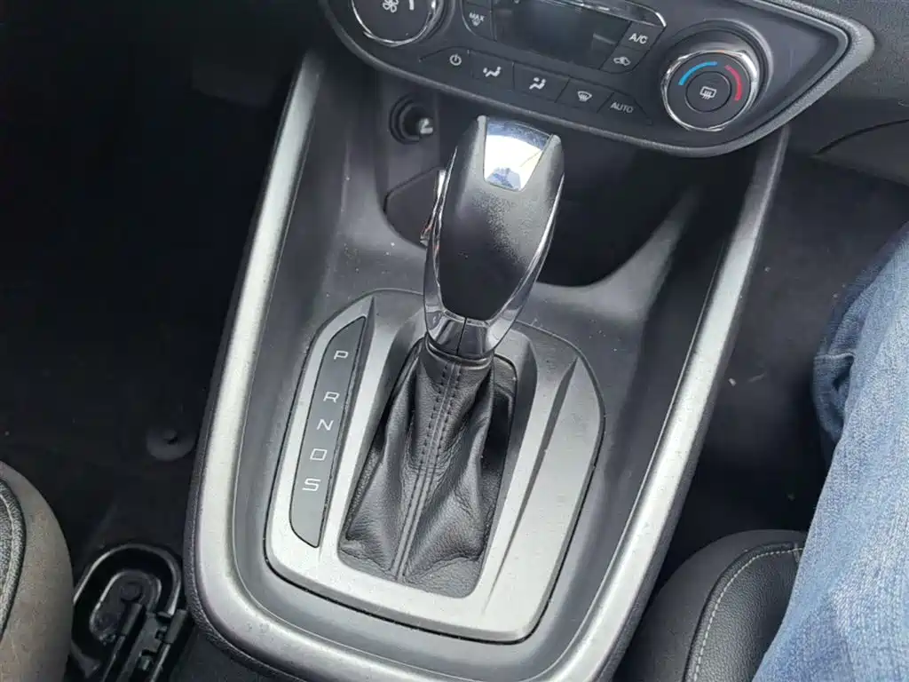 Ford Escort 2015 — фото 14