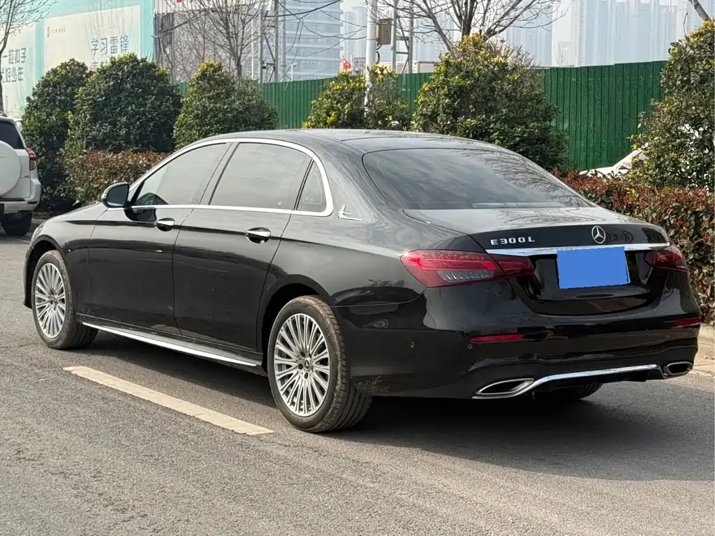 Mercedes-Benz E-Class 2023 — фото 4