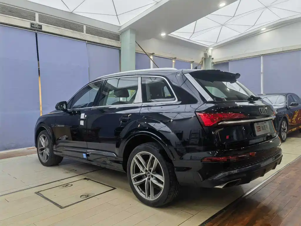 Audi Q7 — фото 17