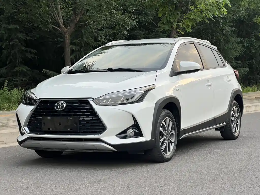 Toyota Yaris L 2022 — фото 1