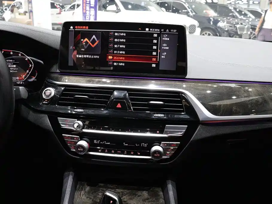 BMW 5 Series 2021 — фото 11
