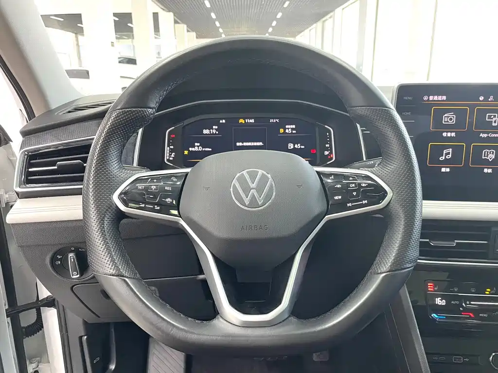 Volkswagen Tiguan L 2023 — фото 8