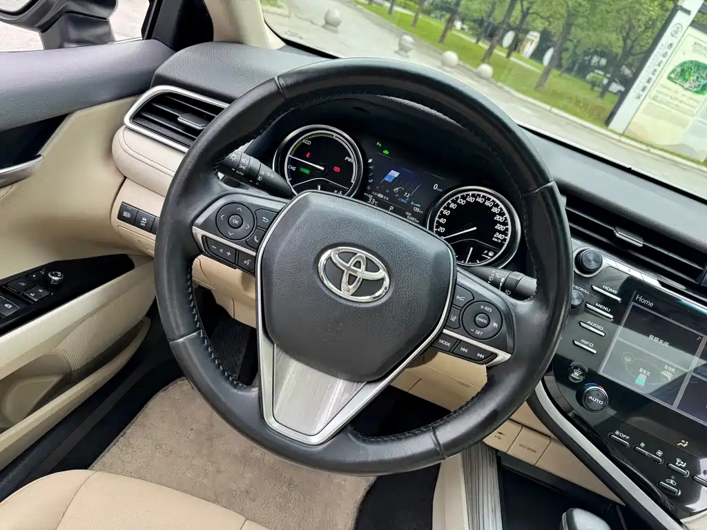 Toyota Camry 2019 — фото 12
