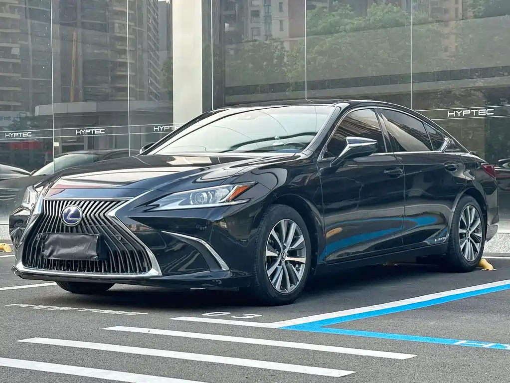 Lexus ES 2020 — фото 1
