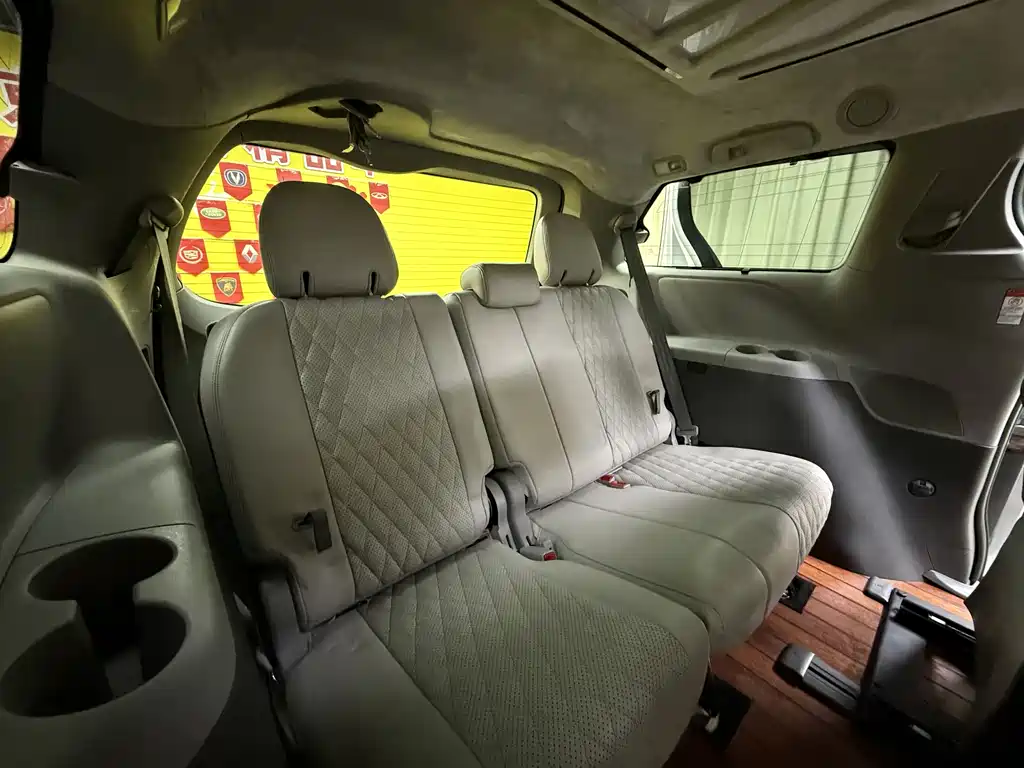 Toyota Sienna 2015 — фото 20