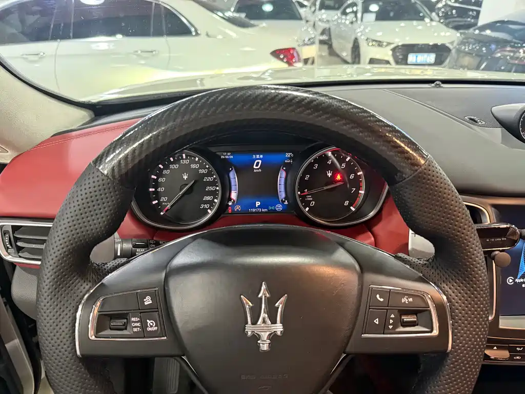 Maserati Levante 2017 — фото 14