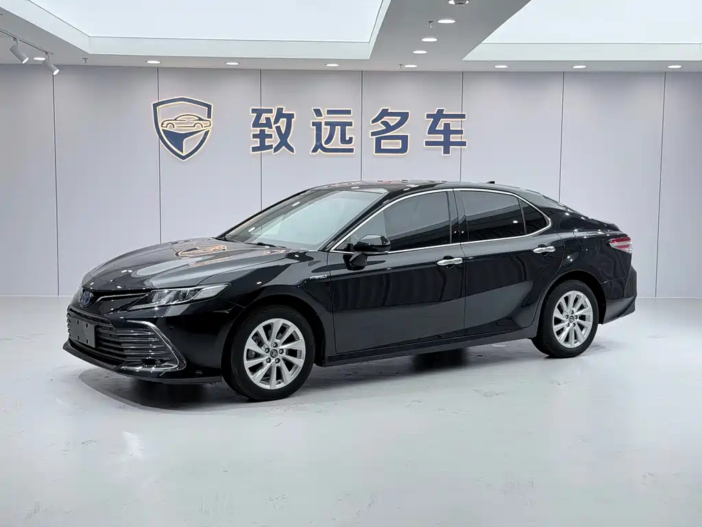 Toyota Camry 2021 — фото 1