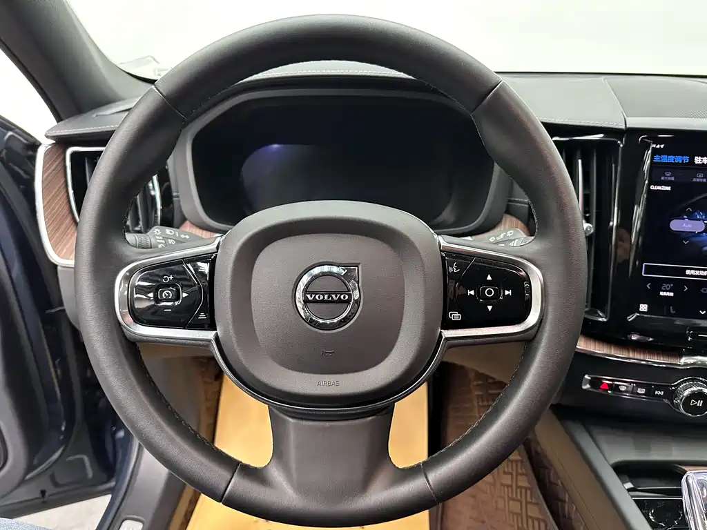 Volvo XC60 2023 — фото 10