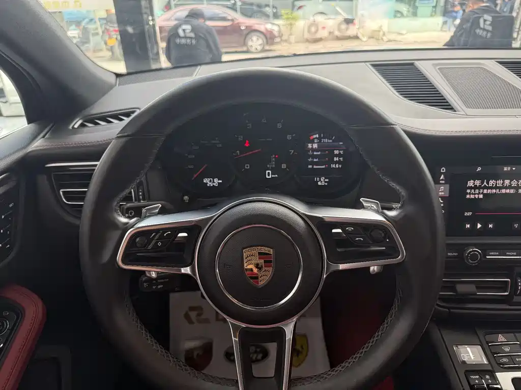 Porsche Macan 2019 — фото 11