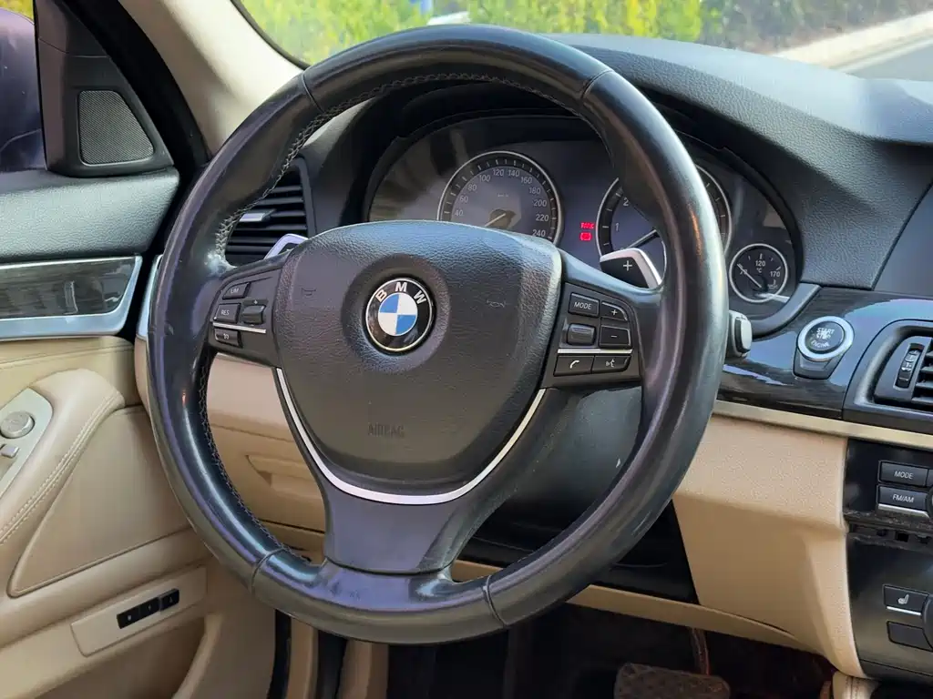 BMW 5 Series 2012 — фото 10