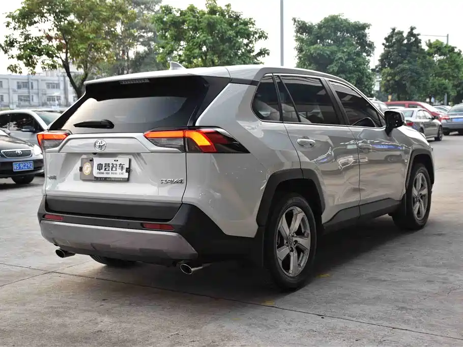Toyota RAV4 2022 — фото 19