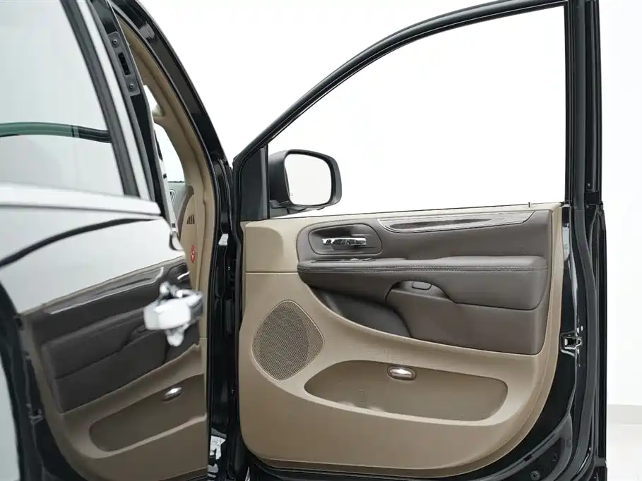 Chrysler Grand Voyager 2017 — фото 26