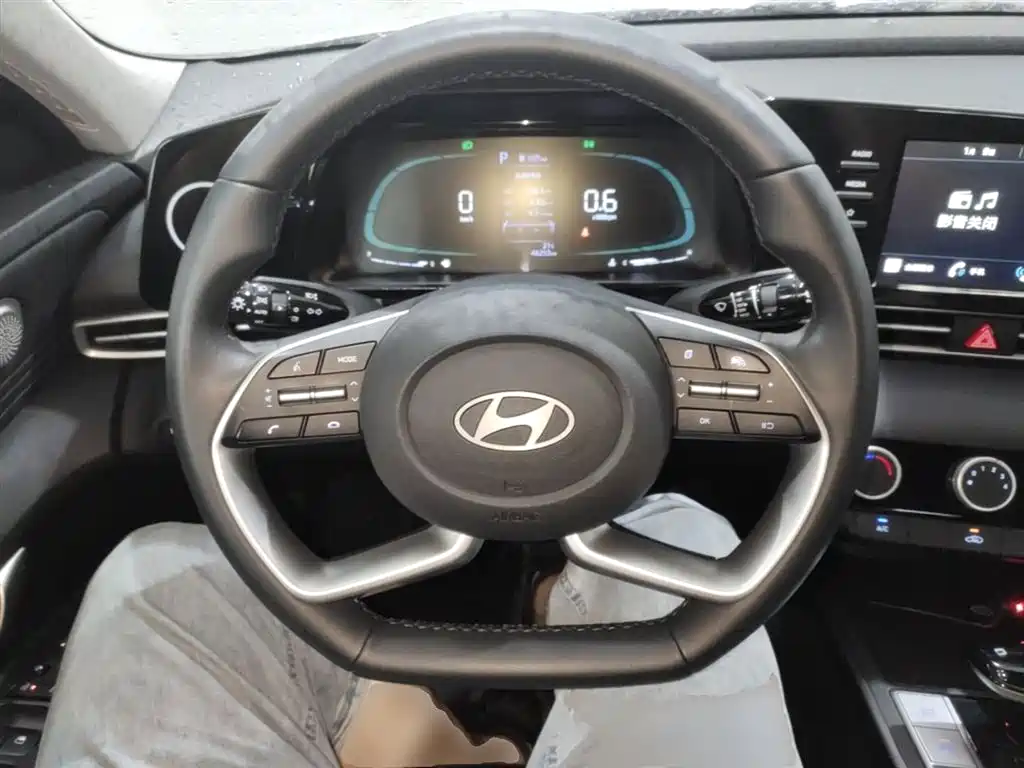 Hyundai Elantra 2023 — фото 11