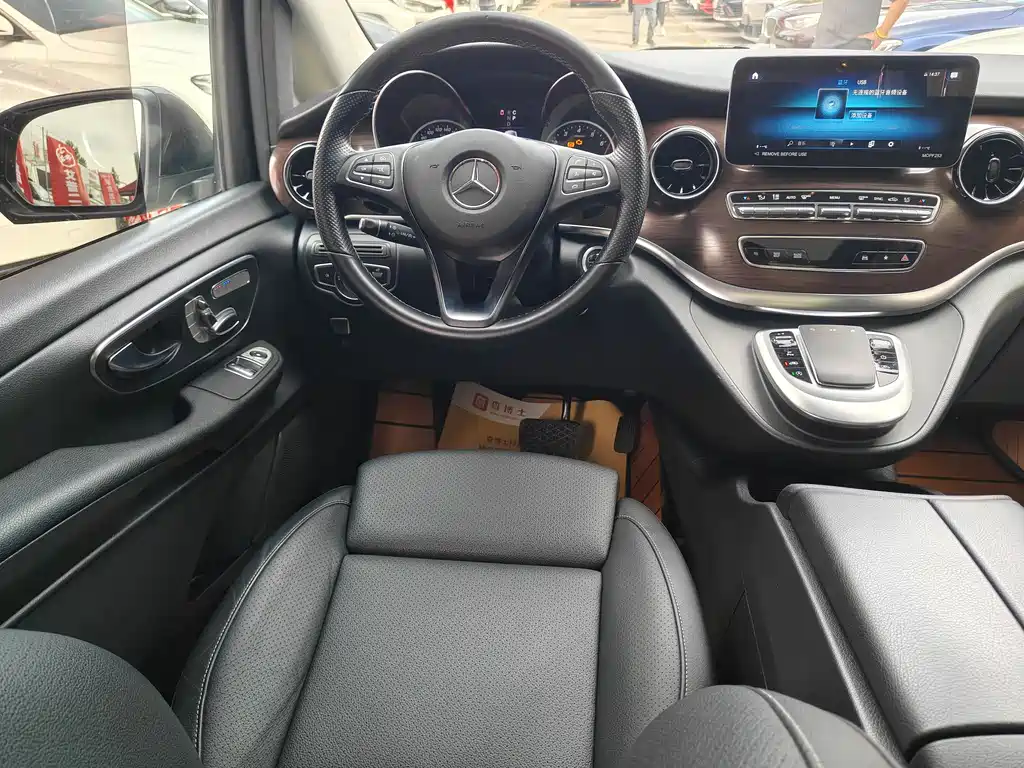 Mercedes-Benz V-Class 2023 — фото 11