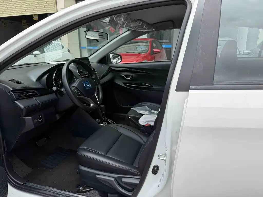 Toyota Yaris L 2023 — фото 11