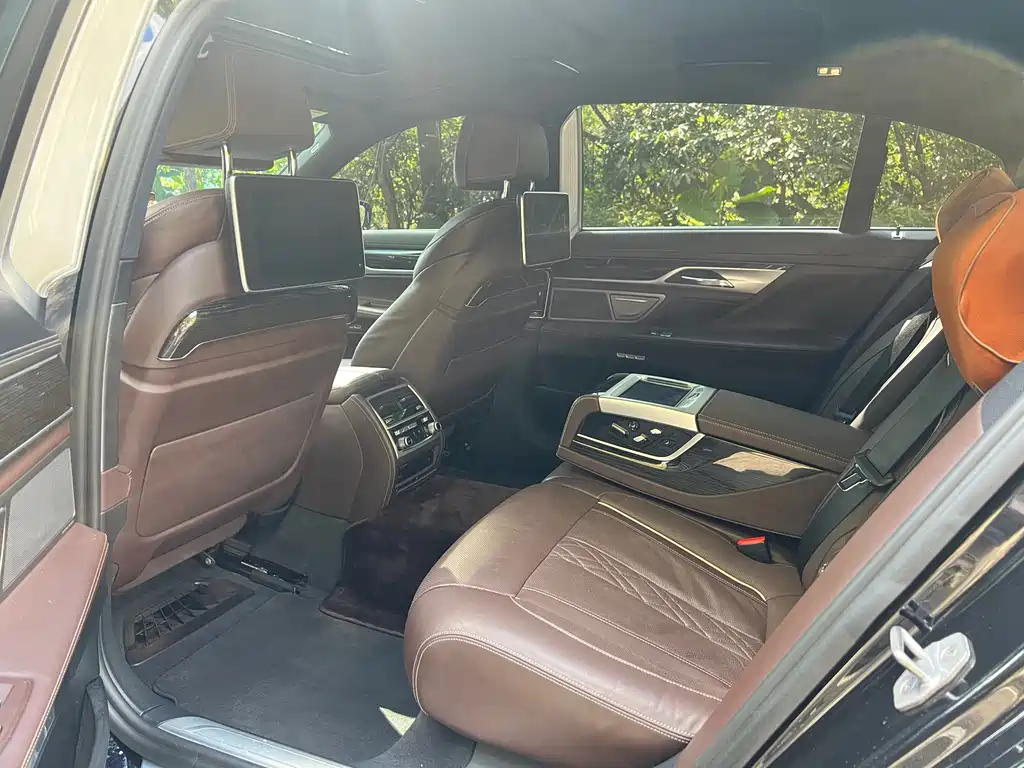 BMW 7 Series 2018 — фото 9