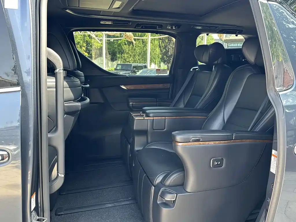 Toyota Alphard 2017 — фото 29