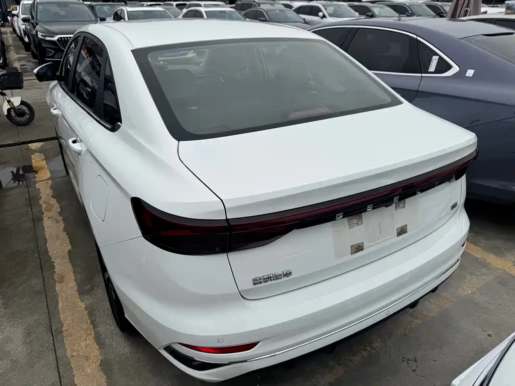 Geely Emgrand 2021