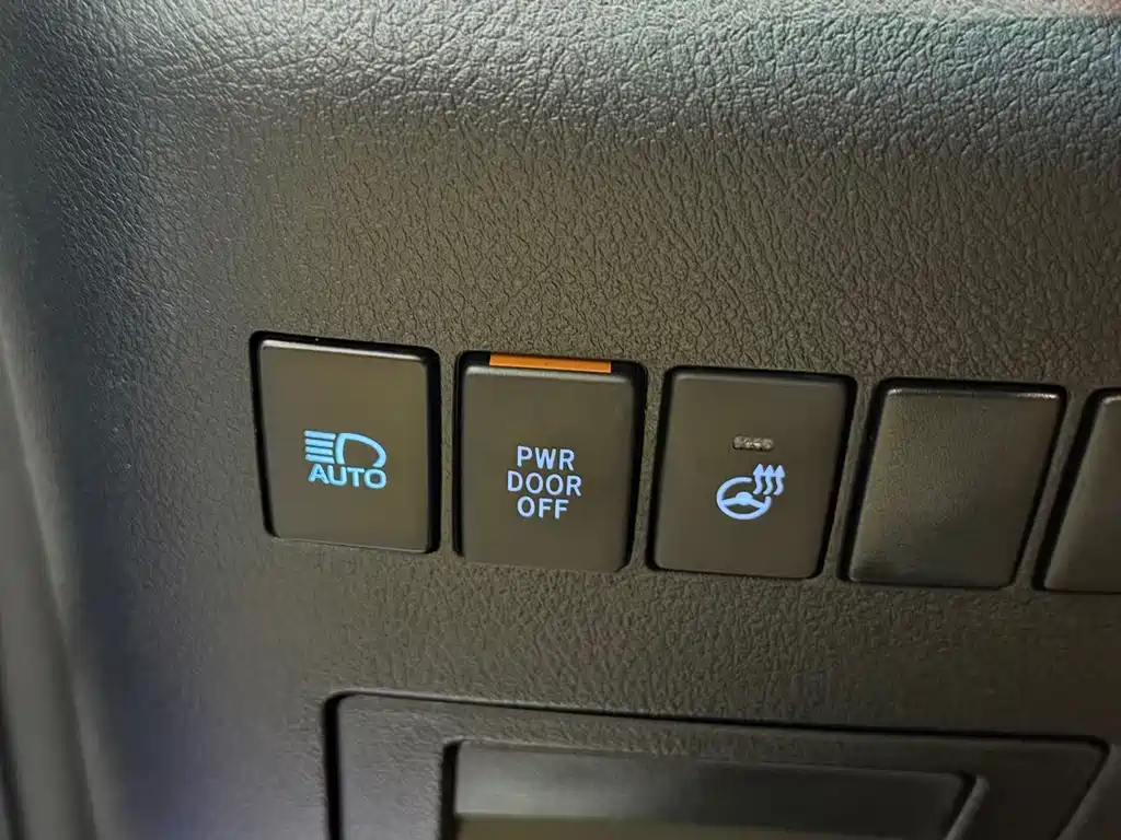 Toyota Alphard 2022 — фото 15