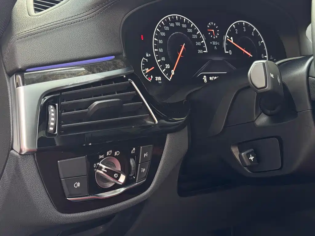BMW 5 Series 2019 — фото 14