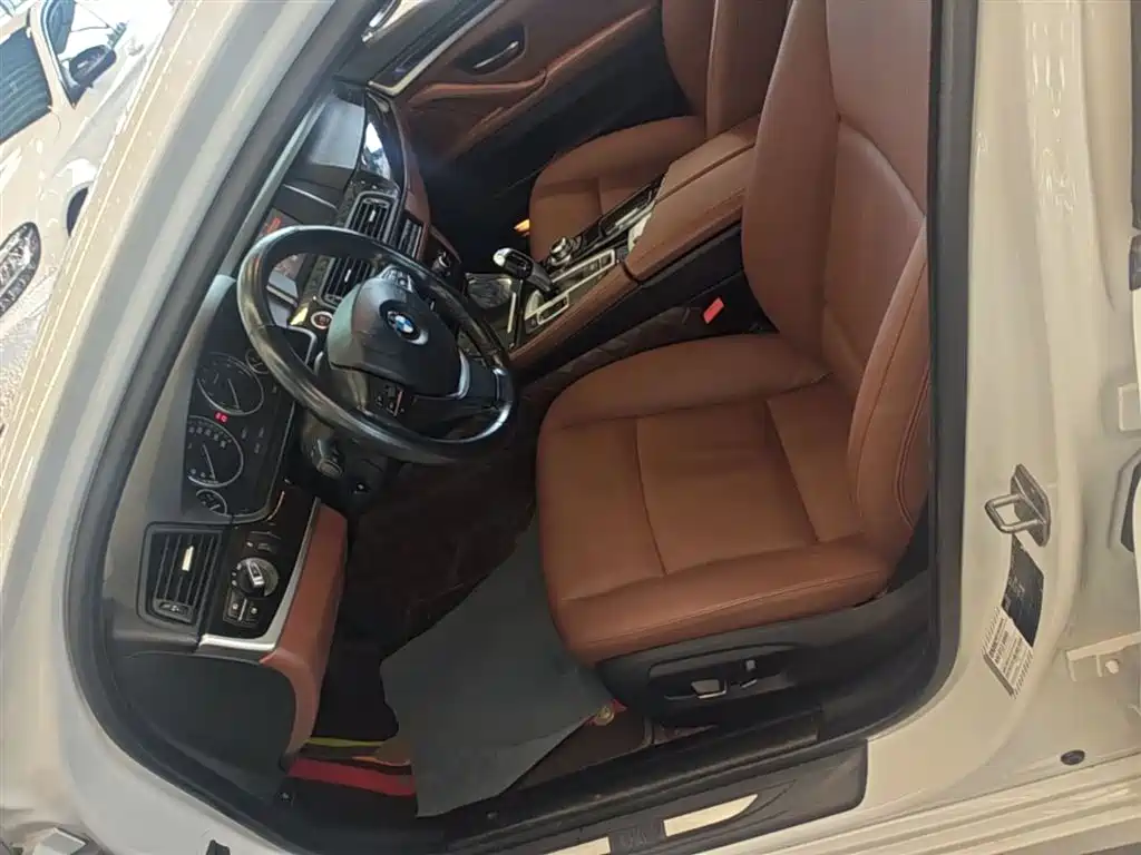 BMW 5 Series 2017 — фото 15
