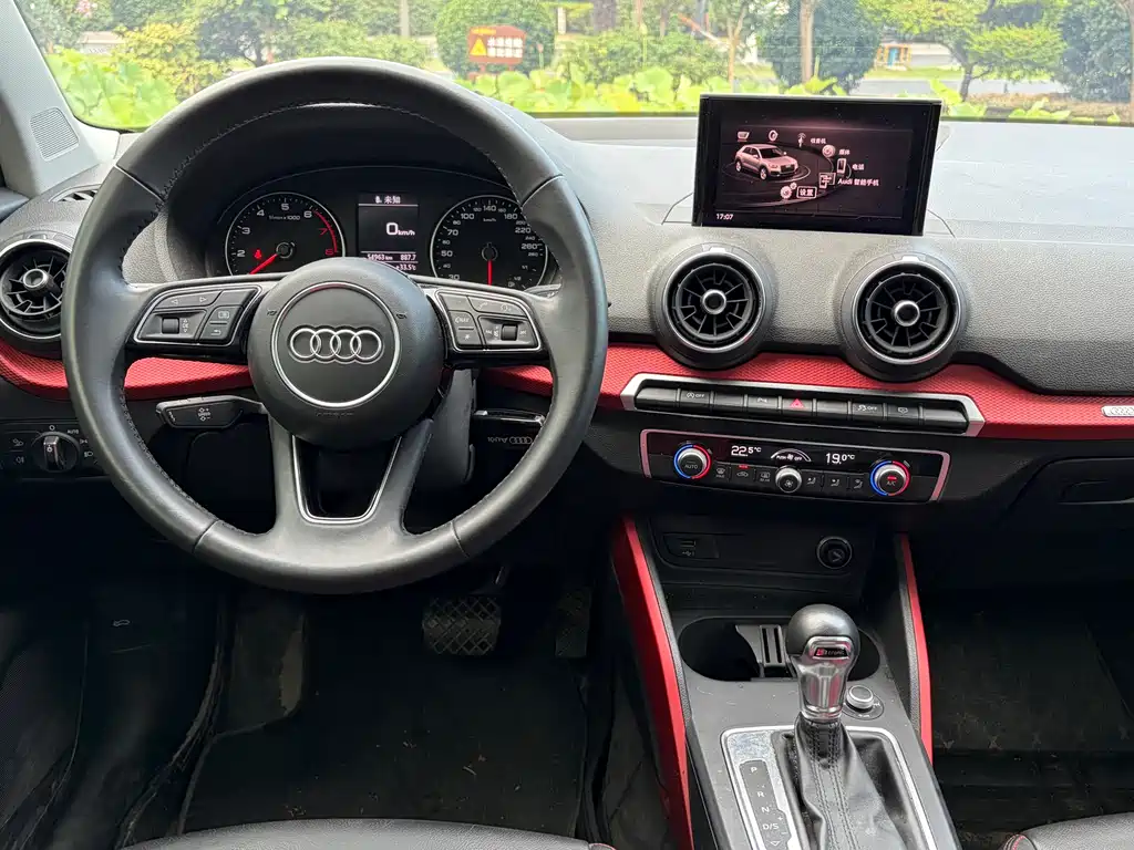 Audi Q2L 2019