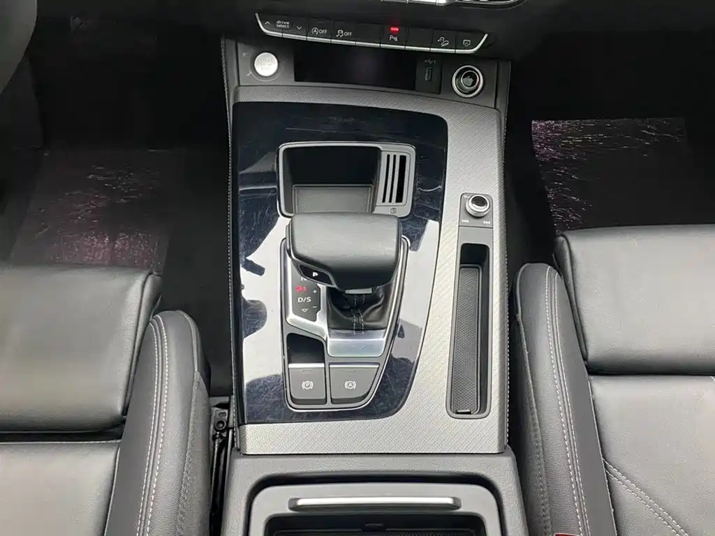 Audi Q5L 2023 — фото 20