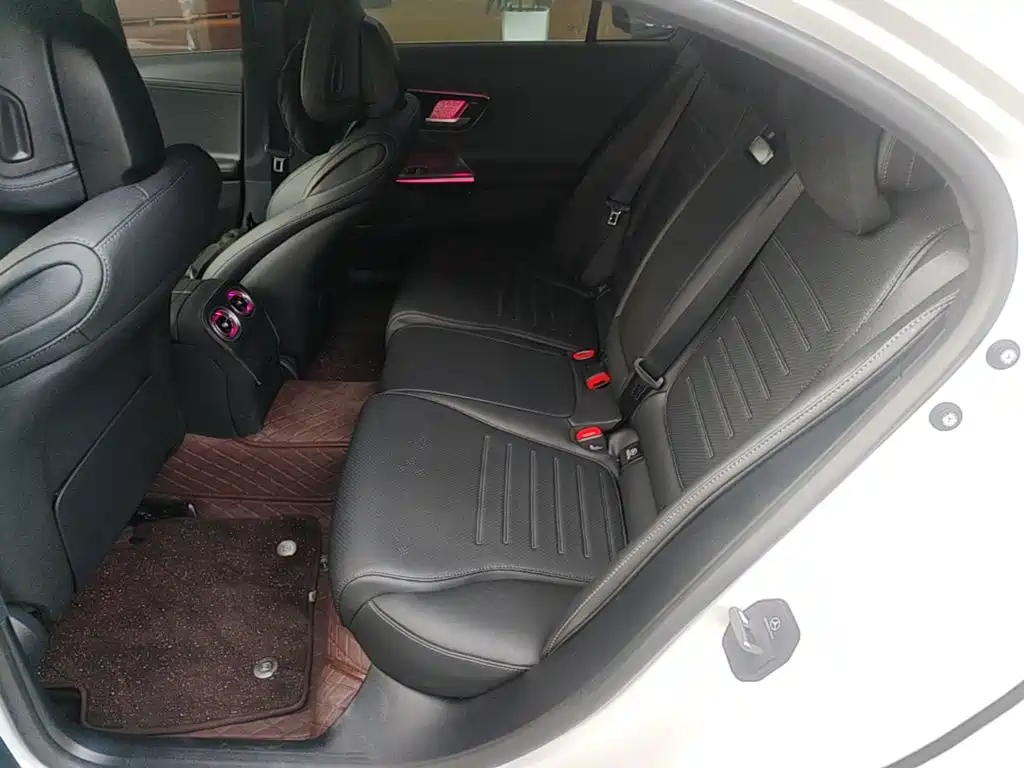 Mercedes-Benz C-Class 2025 — фото 17