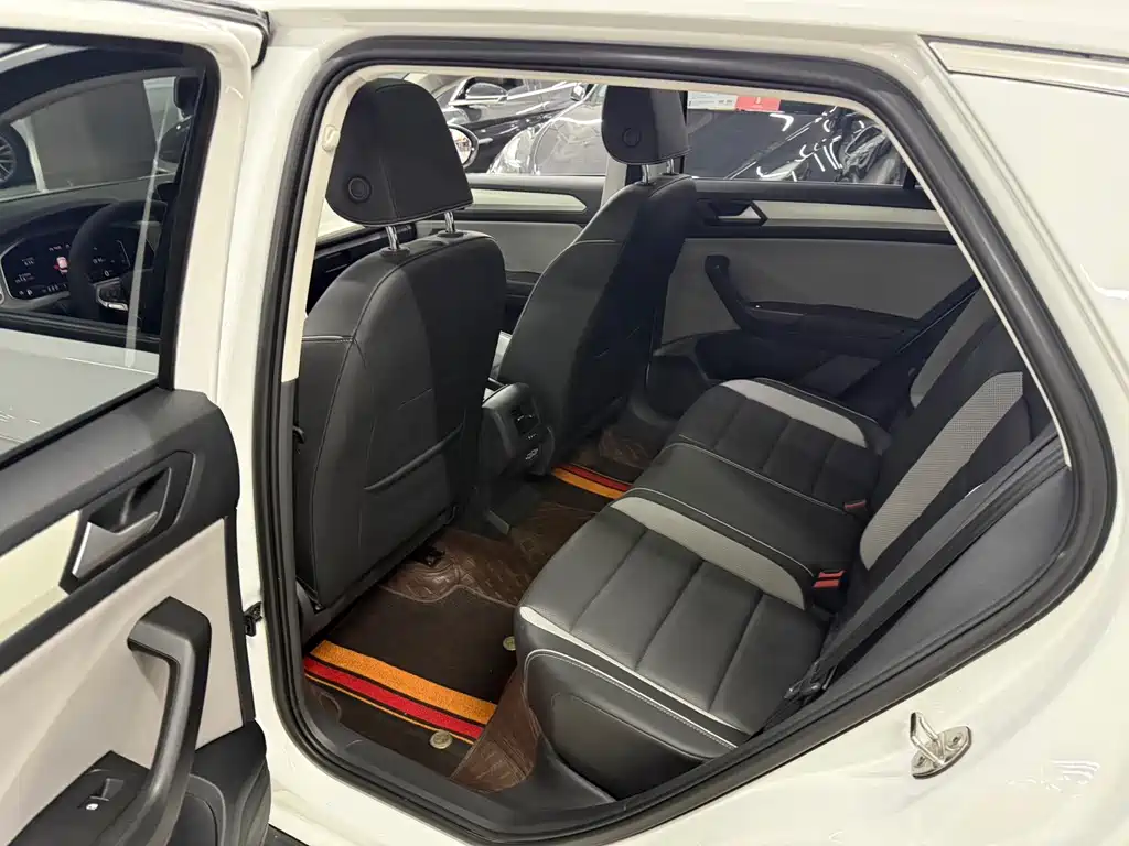 Volkswagen T-Roc 2023 — фото 10