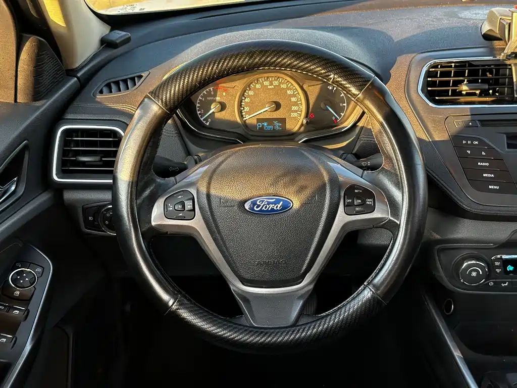 Ford Escort 2015 — фото 8