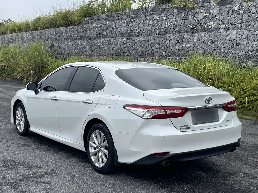 Toyota Camry 2018 — фото 8