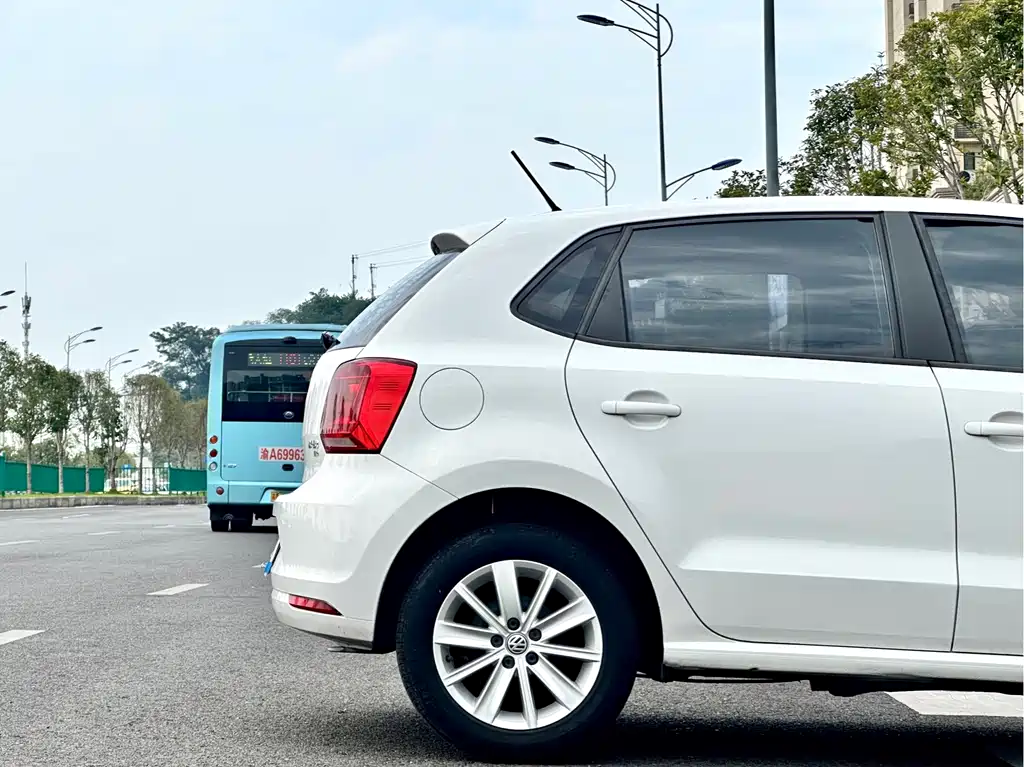 Volkswagen Polo 2015 — фото 11