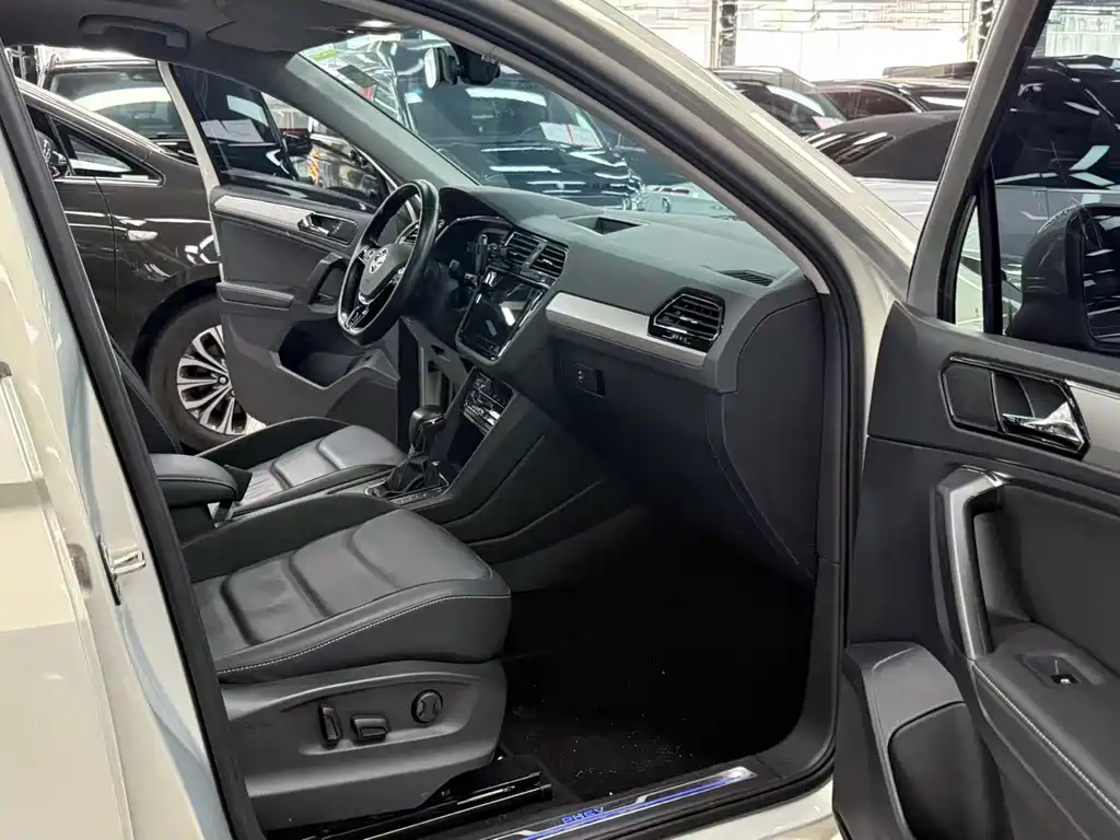 Volkswagen Tiguan L Plug-In Hybrid 2021 — фото 7