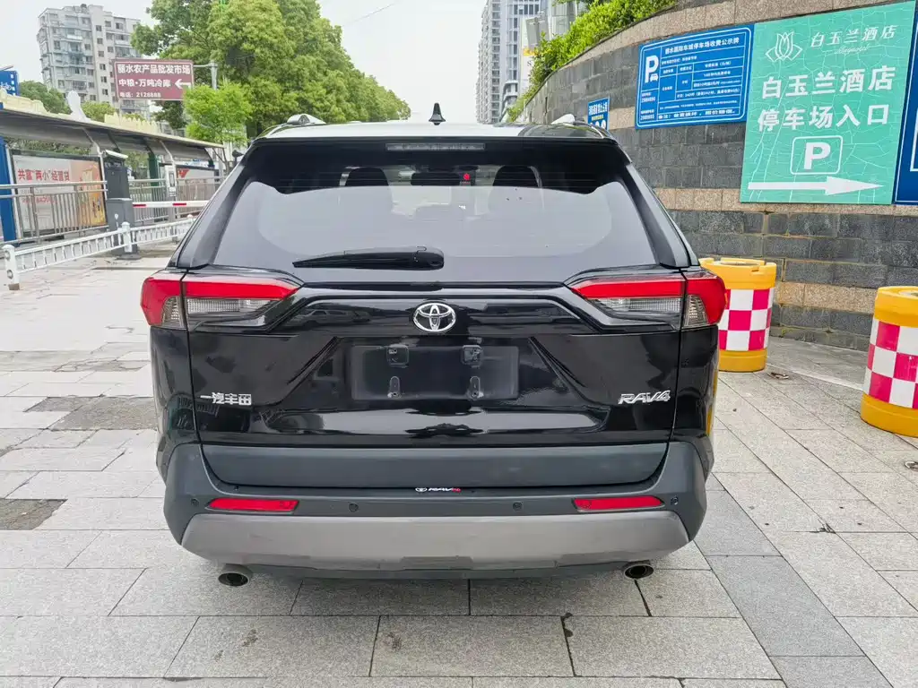 Toyota RAV4 2021 — фото 3