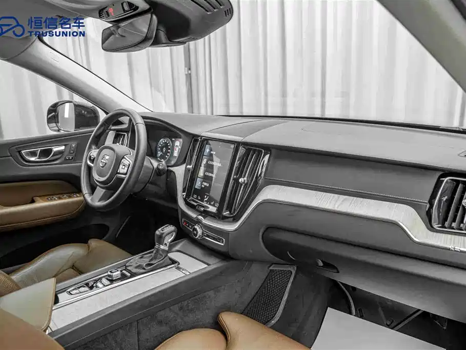 Volvo XC60 2019 — фото 14