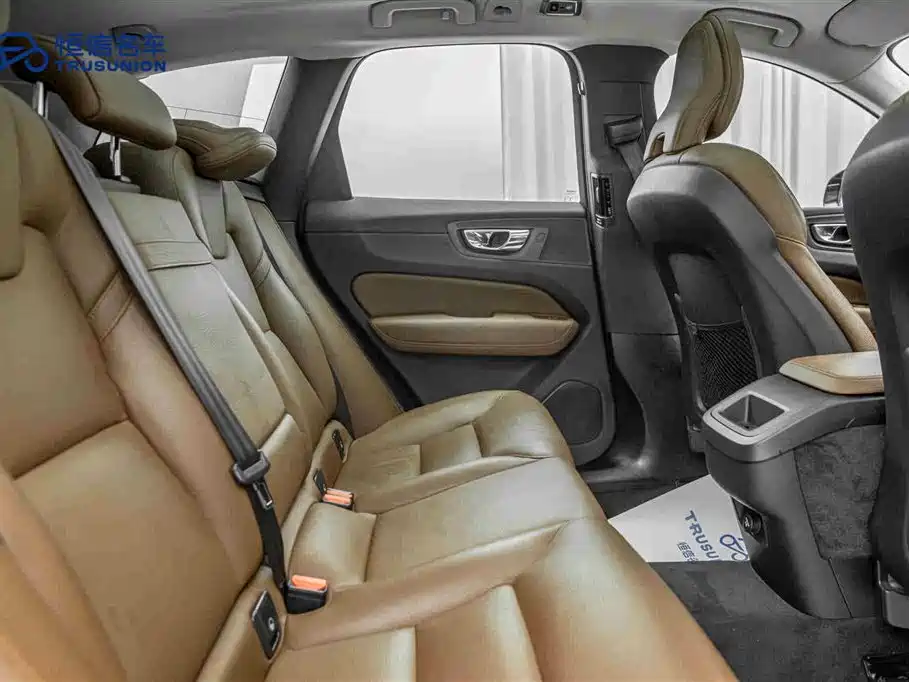 Volvo XC60 2019 — фото 16