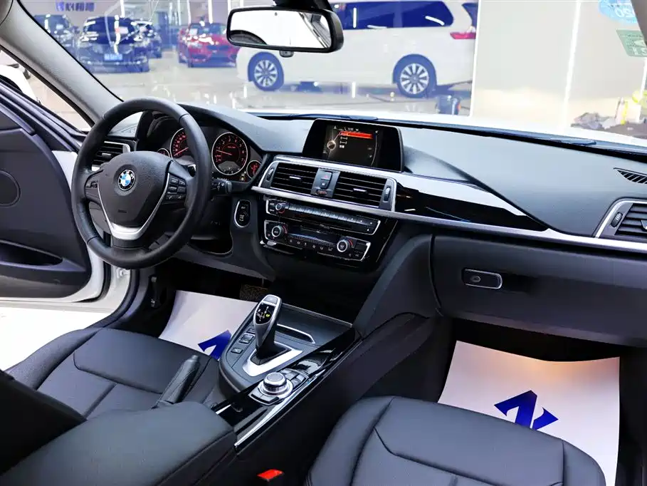 BMW 3 Series 2017 — фото 19