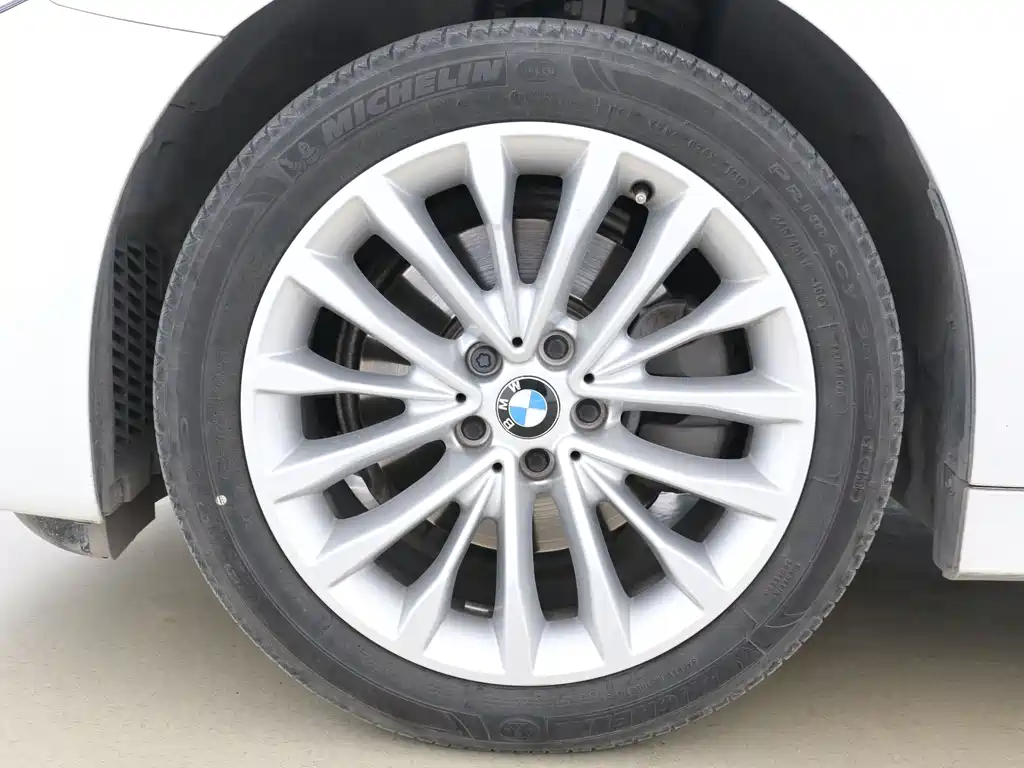 BMW 5 Series 2018 — фото 16