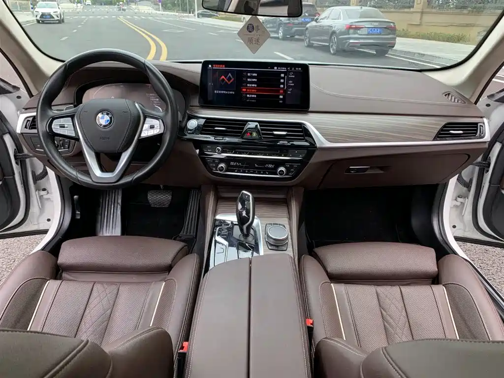 BMW 5 Series 2022 — фото 10