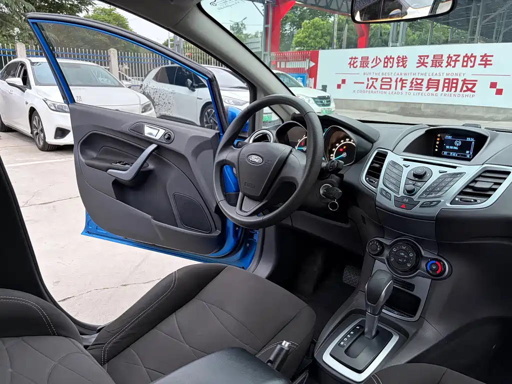 Ford Fiesta 2015 — фото 10