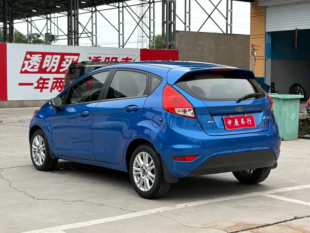 Ford Fiesta 2015 — фото 19