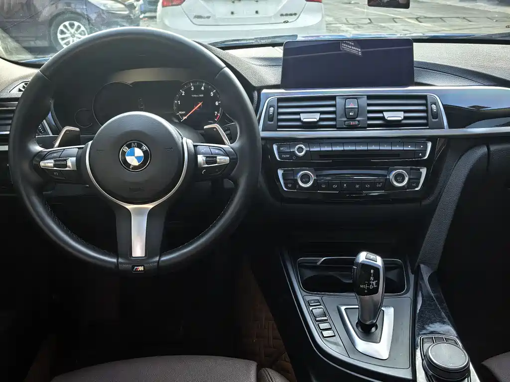 BMW 3 Series 2018 — фото 9