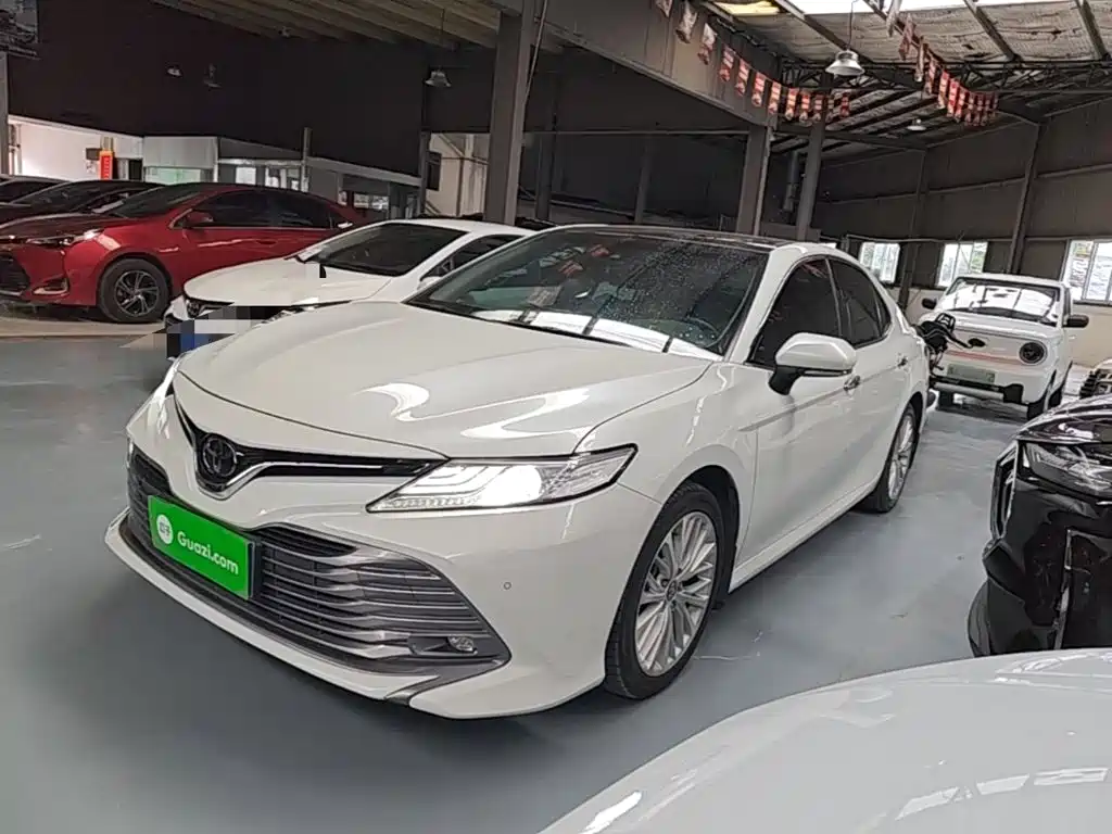 Toyota Camry 2019 — фото 1