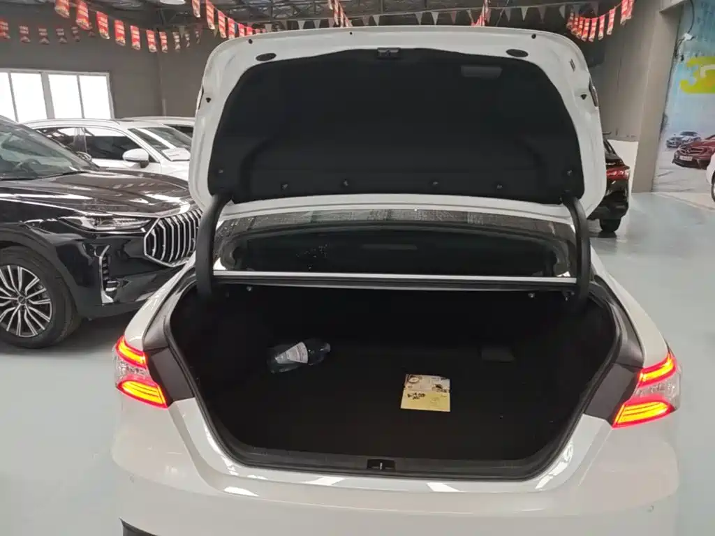 Toyota Camry 2019 — фото 19