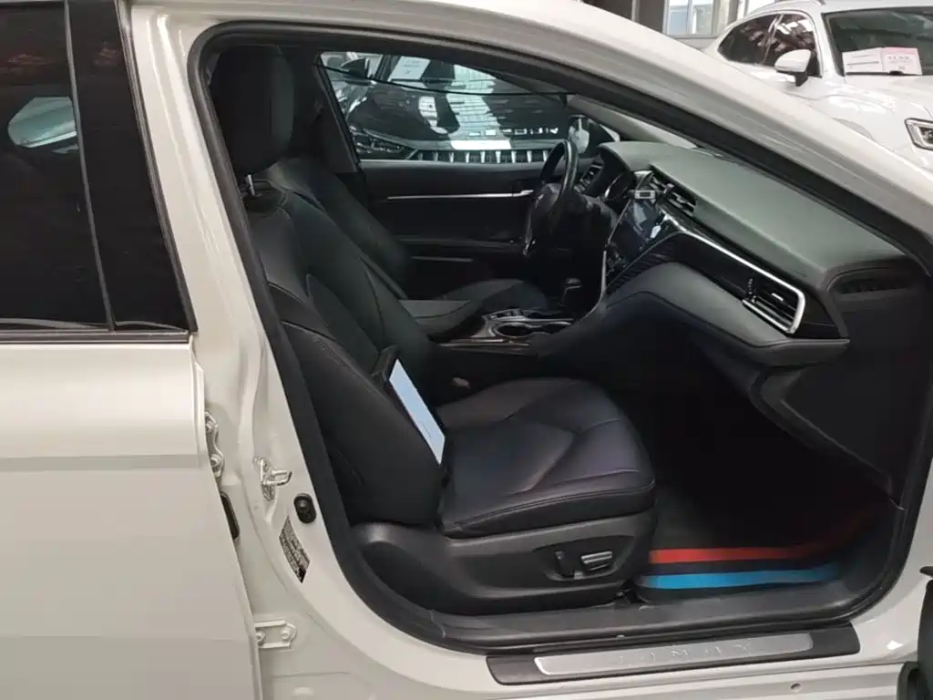 Toyota Camry 2019 — фото 25