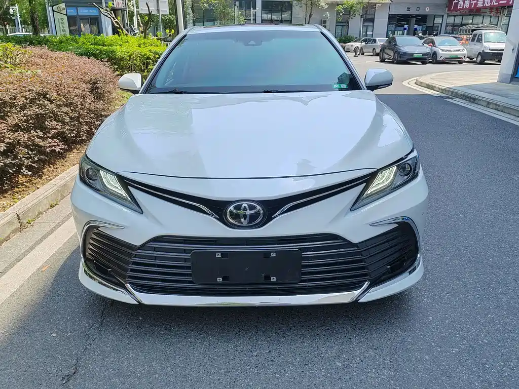 Toyota Camry 2023 — фото 2