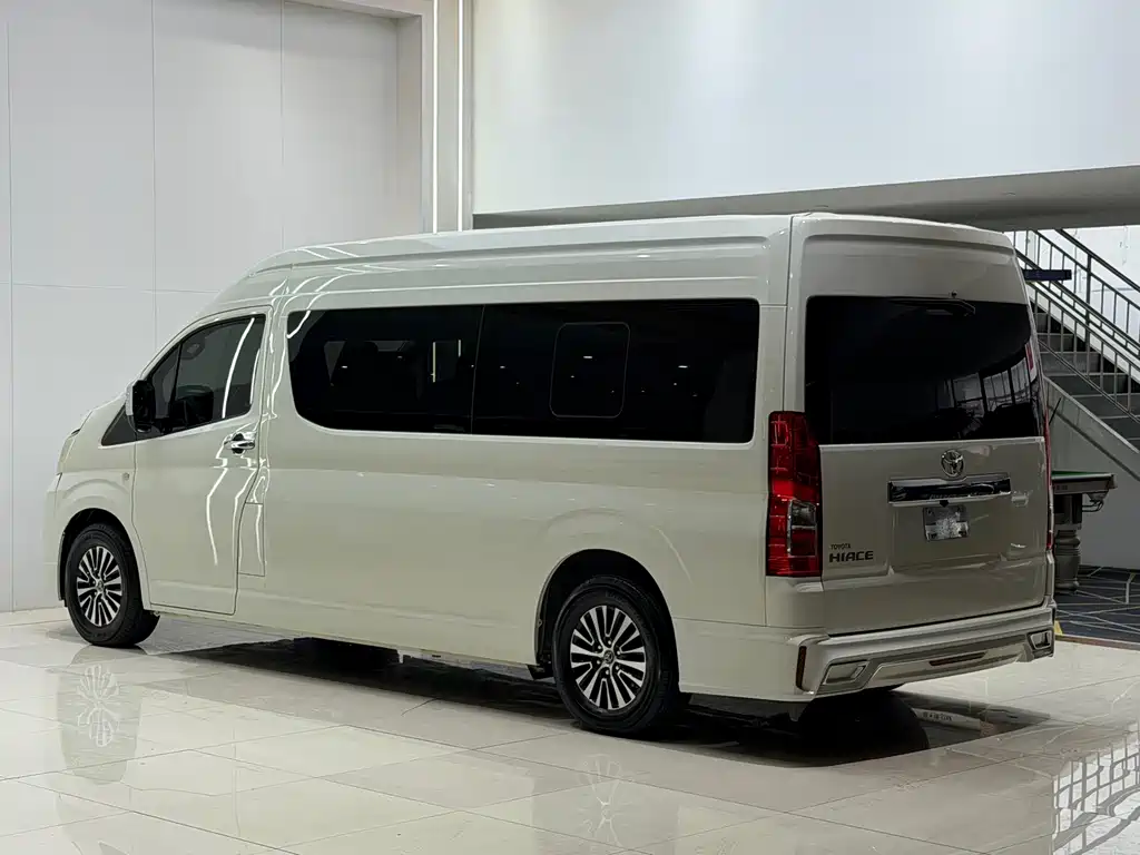 Toyota Hiace 2023 — фото 16